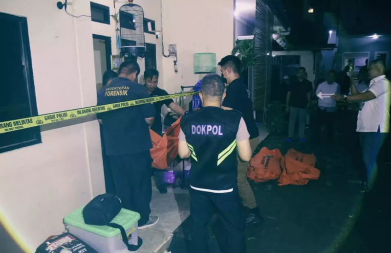Polisi mengevakuasi empat anak korban pembunuhan yang dilakukan ayah kandung di Jagakarsa, Jakarta Selatan, Rabu (6/12/2023). Foto: Istimewa