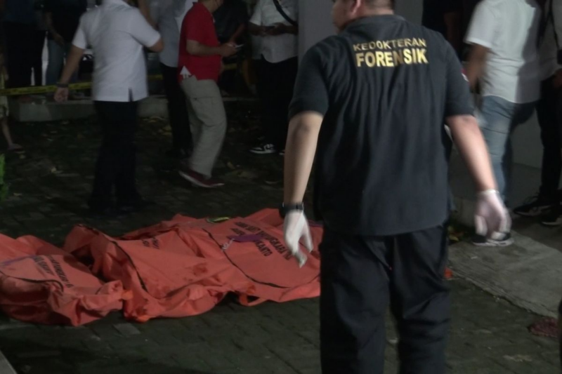Empat jenazah anak korban tewas akibat diduga dibunuh ayah kandung bernama Panca di Jagakarsa, Jakarta Selatan, Rabu (6/12/2023). Foto: Kompas.com

