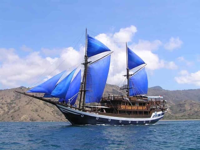 Memilih agen travel terbaik untuk perjalanan Anda ke Labuan Bajo dan Pulau Komodo di Manggarai Barat dapat memberikan sejumlah keuntungan dan kenyamanan. Foto: Ilustrasi sebuah kapal wisata di Perairan Taman Nasional Komodo