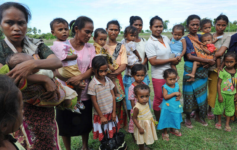 KOLBANO, 27/5 - BANYAK ANAK.  Sejumlah ibu membawa serta anaknya antre untuk mendapatkan pengobatan gratis yang gelar Posko Jenggala di Kolbano, Timor Tengah Selatan (TTS), NTT, Kamis (27/5). Masih rendahnya tingkat kesadaran masyarakat terhadap program Keluarga Berencana (KB) selain membuat setiap keluarga memiliki anak rata-rata di atas dua anak, juga menyebabkan kemiskinan dan bermasalah dengan kesehatan mereka. FOTO ANTARA/Saptono/hp/hm/10