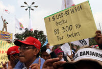 Ribuan Guru honorer K2 dari berbagai daerah melakukan aksi unjuk rasa di depan Gedung DPR, Jakarta Pusat, Selasa (15/9/2015). Dalam aksinya, mereka menuntut para guru honorer K2 diangkat menjadi Pegawai Negeri Sipil (PNS).