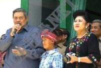 Ibu Ani Yudhoyono dan Presiden Susilo Bambang Yudhoyono (SBY) mengunjungi korban bencana alam tanah longsor Gapong, Kecamatan Cibal, Kabupaten Manggarai. Foto: Istimewa