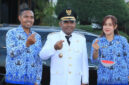 Mantan Wakil Bupati Flores Timur Agustinus Payong Boli (tengah) foto bersama dua orang ASN di Flores Timur usai memimpin apel penurunan bendera pada HUT ke-76 RI tahun 2024. Foto: Info Sulawesi