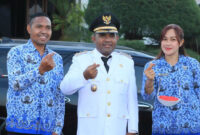 Mantan Wakil Bupati Flores Timur Agustinus Payong Boli (tengah) foto bersama dua orang ASN di Flores Timur usai memimpin apel penurunan bendera pada HUT ke-76 RI tahun 2024. Foto: Info Sulawesi
