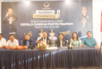Kepala Biro Politik DPW Partai Nasdem, Aleks Ofong (tengah) dan jajaran pengurus DPW Nasdem NTT. Foto: Tajukflores.com/Istimewa