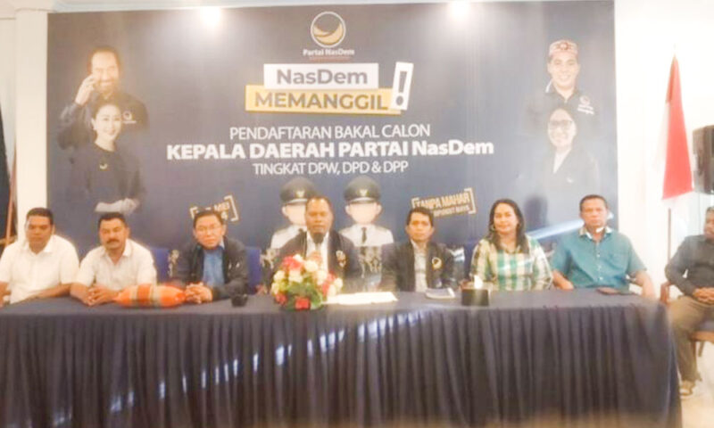 Kepala Biro Politik DPW Partai Nasdem, Aleks Ofong (tengah) dan jajaran pengurus DPW Nasdem NTT. Foto: Tajukflores.com/Istimewa