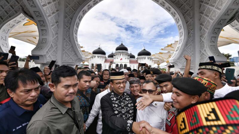 Masyarakat Banda Aceh mengerumuni bakal calon presiden Anies Baswedan usai menunaikan shalat Jumat di masjid Raya Baiturrahman Banda Aceh pada Jumat, 2 Desember 2022. Foto ilustrasi: Twitter Anies Baswedan