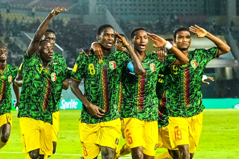 Timnas Mali merayakan kemenangan usai mengalahkan Timnas Argentina U-17 di perebutan juara ketiga Piala Dunia U-17 di Stadion Manahan, Solo, Jumat malam (1/5/2023). Foto: Twitter

