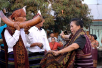 Prosesi pembayaran belis dalam perkawinan adat etnis Lamaholot di Nusa Tenggara Timur (NTT). Foto: Instagram @alanstarproduction