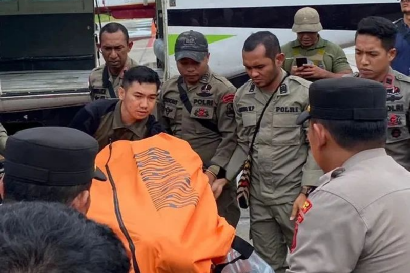 Jenazah Bharada Bonifasius Jawa, anggota Brimob Polda NTT bagian dari Tim Satgas Operasi Damai Cartenz tewas ditembak KKB. Foto: Tajukflores.com/Jurnal Militer