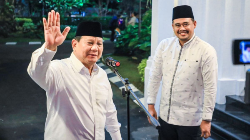 Ketua Umum DPP PartaiGerindra Prabowo Subianto (kiri) didampingi Wali Kota Medan Bobby Nasution di Medan, Sumut, Kamis (26/1/2023) malam. Foto: Antara