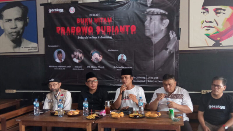 Suasana bedah buku berjudul Buku Hitam Prabowo Subianto, Sejarah Kelam Reformasi' di Kedai Kopi Pemuda, Cibinong Bogor, pada Rabu (20/12/2023). Foto: Istimewa