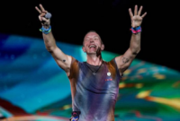 Vokalis Coldplay Chris Martin saat menggelar konser di GBK, Jakarta. Foto: Istimewa