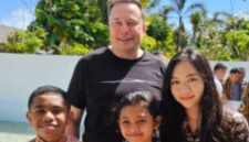 CEO SpaceX sekaligus Tesla Inc, Elon Musk berpose bersama siswa berprestasi asal Papua di sela WWF ke-10, di Bali, Minggu (19/5). Foto: Istimewa