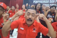 Ketua DPC PDIP Kota Solo FX Hadi Rudyatmo dan kader PDIP Solo menyanyikan Lagu Didi Kempot, Suket Teki. (Tajukflores.com/Twitter)
