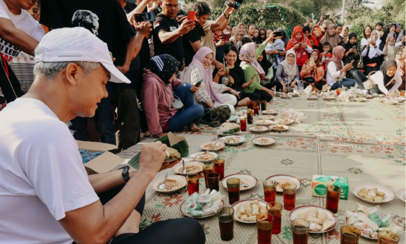 Ganjar Pranowo bersama warga saat kampanye di Kabupaten Klaten, Jawa Tengah pada Rabu (27/12/2023). Foto: Twitter
