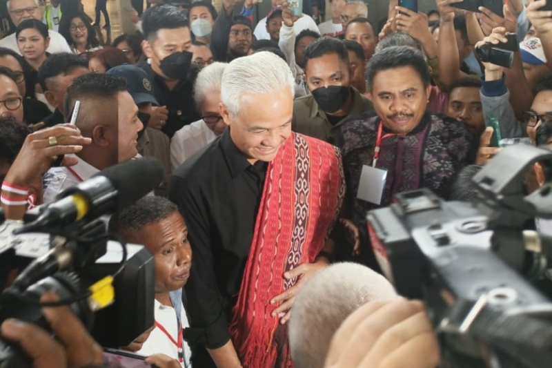 Calon presiden nomor urut 3, Ganjar Pranowo tiba di Bandara El Tari Kupang untuk menghadiri kampanye hari keempatnya di NTT. Foto: Facebook Agustinus L Brewon