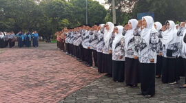 Ratusan guru mengikuti upacara peringatan Hari Guru Nasional Tingkat Kota Bekasi 2024 di Plaza Pemkot Bekasi, Kamis (2/5/2024). Foto: RRI