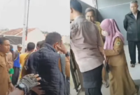 Video pasangan guru SMK di Majalengka digerebek warga lantaran berbuat mesum di rumah kosong viral di media sosial. (Tajukflores.com)
