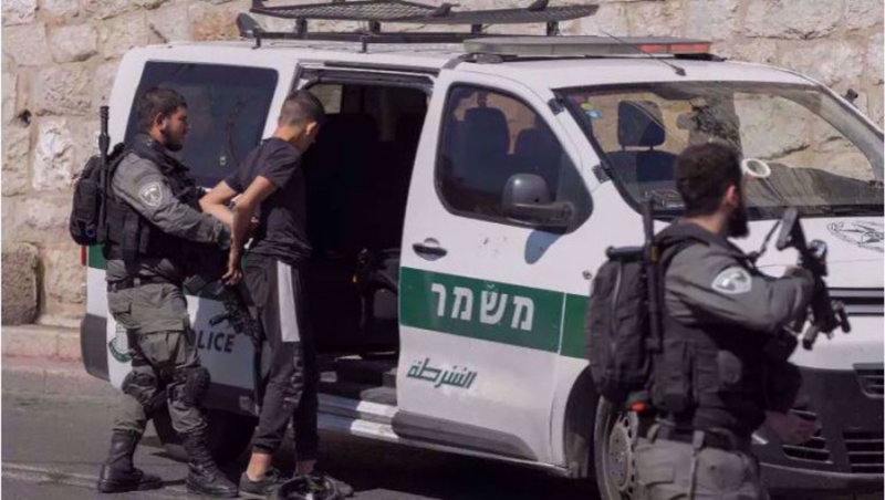 Pasukan keamanan Israel menangkap seorang warga Palestina di luar Al-Quds pada Jumat, 13 Oktober 2023. (Foto oleh AP via Reuters)