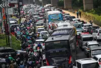 Males Macet Jumat Malam, Karyawan Pilih Naik Whoosh Balik ke Bandung. (Miftahul Hayat/Jawa Pos)