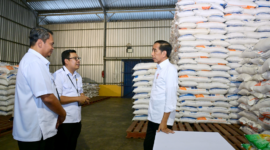 Presiden Jokowi meninjau stok beras di gudang Bulog, Batu Cermin Labuan Bajo, Kabupaten Manggarai Barat, Senin (5122023). Foto Tajukflores.comIstimewa
