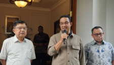Mantan Wakil Presiden Jusuf Kalla (JK) bersama Anies Baswedan di kediaman JK di Jalan Brawijaya Nomor 6, Jakarta Selatan, Jakarta, Sabtu (7/10/2023). Foto: Antara