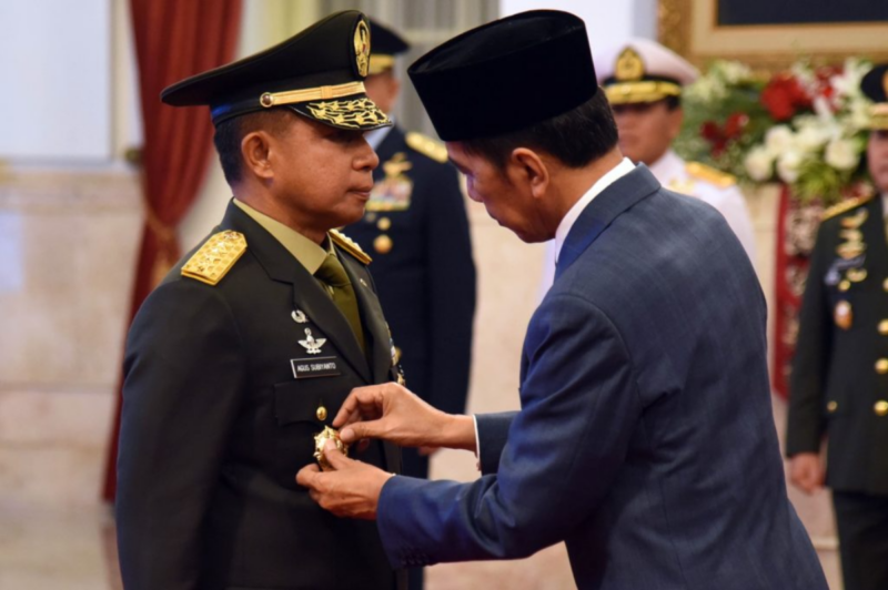 Presiden Jokowi melantik Jenderal Agus Subiyanto sebagai KSAD yang baru untuk menggantikan Jenderal Dudung Abdurachman. Foto: setkab.go.id
