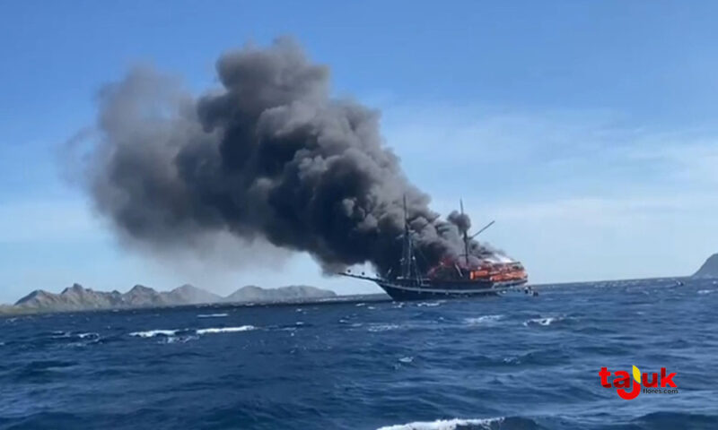 Kapal wisata Sea Safari terbakar di dekat Pulau Penga, Labuan Bajo, Manggarai Barat, NTT, Kamis (2/5/2024). Foto: Tajukflores.com