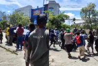 Tangkap layar massa pengantar jenazah mantan Gubernur Papua Lukas Enembe menyerang Kapolda Papua Irjen Mathius (Tajukflores.com)