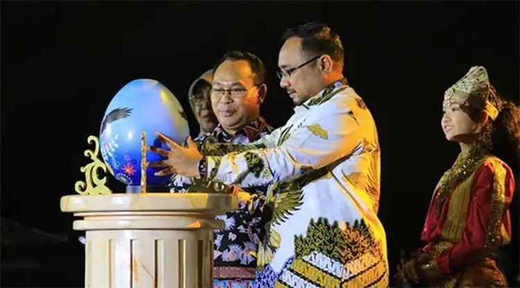 Sebastian Salang (kiri) dan Menteri Agama Cholil Qoumas Yaqut (kanan) melakukan seremoni meletakkan 'Telur Perdamaian Elang Bondol' di podium sebagai simbol perdamaian dalam acara Pembukaan Pesparani III tahun 2023 di Ancol Beach City, Sabtu (28/10/2023). Foto: Tajukflores.com/Istimewa