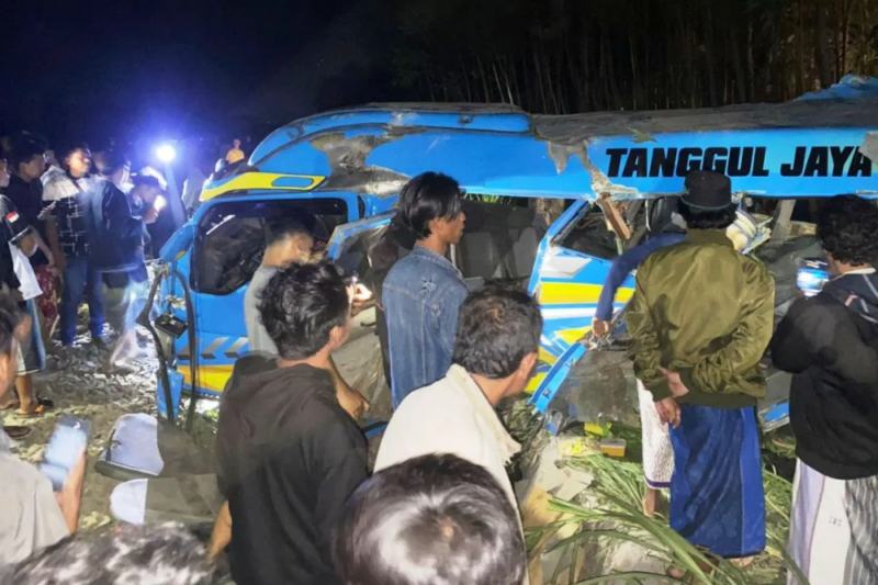 11 orang tewas dalam kecelakaan mobil minibus elf tertabrak Kereta Api (KA) Probowangi di Kabupaten Lumajang, Jawa Timur, Minggu malam (19/11/2023). Foto: Antara