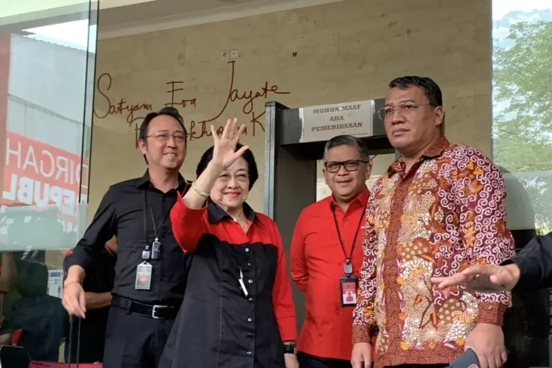 Ketua Umum PDIP Megawati Soekarnoputri mengumumkan Mahfud MD sebagai cawapres Ganjar Pranowo di kantor DPP PDIP Rabu (18/10/2023) (ANTARA/ Mario Sofia Nasution)