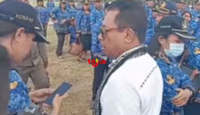Tangkap layar Pj Bupati Kupang, Alexon Lumba memarahi dua ASN PPP) di Kabupaten Kupang, Nusa Tenggara Timur (NTT) saat upacara bendara. (Tajukflores.com)