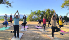 Karyawan Badan Pelaksana Otorita Labuan Bajo Flores (BPOLBF) mengikuti kegiatan yoga dan meditasi di lokasi Natas Parapuar pada Jumat pagi (3/5/2024). Foto: BPOLBF