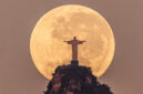 Leonardo Sens, seorang fotografer Brasil, berhasil menangkap gambar Patung Christ the Redeemer (Kristus Sang Penebus) yang tampak Tuhan Yesus`memegang` bulan dengan kedua tangan. (Instagram)