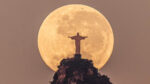 15 Ucapan Selamat Hari Raya Kenaikan Yesus Kristus yang Penuh Makna, Luar Biasa, Fotografer Brasil Foto Saat Yesus `Christ the Redeemer` Pegang Bulan