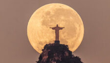 Leonardo Sens, seorang fotografer Brasil, berhasil menangkap gambar Patung Christ the Redeemer (Kristus Sang Penebus) yang tampak Tuhan Yesus`memegang` bulan dengan kedua tangan. (Instagram)
