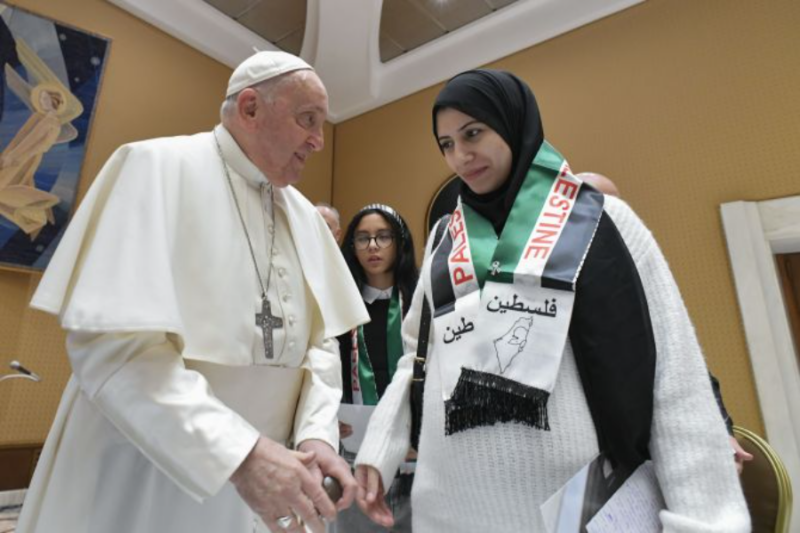 Paus Fransiskus bertemu dengan keluarga warga Palestina yang tinggal di Gaza di Vatikan pada Rabu, 22 November 2023. Foto CNA/Media Vatikan