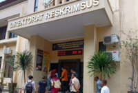 Mahasiswi CM memasuki gedung Ditreskrimsus Polda NTB untuk diperiksa sebagai UU ITE usai curhat kasus pelecehan seksual di Facebook. Foto: Radar Lombok