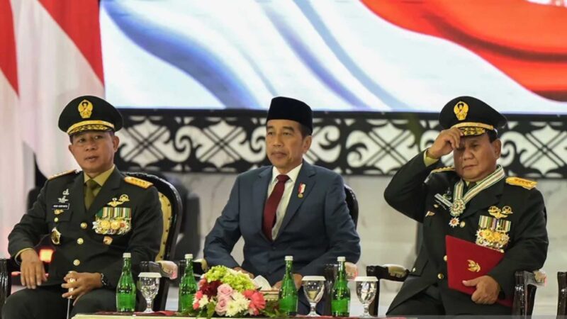 Presiden Joko Widodo (kiri) menyematkan pangkat Jenderal TNI Kehormatan kepada Menteri Pertahanan Prabowo Subianto. Foto: Antara