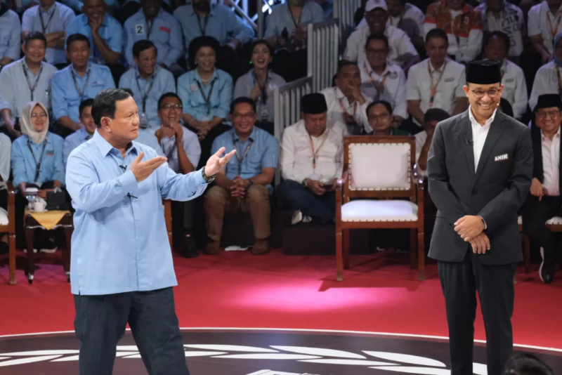 Prabowo Subianto dan Anies Baswedan di Debat Capres 2024 pertama, Selasa (12/12/2023). Foto: Dok. Tim Prabowo-Gibran