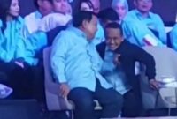 Prabowo Subianto, menarik jaket Menteri Investasi, Bahlil Lahadalia, saat debat Cawapres