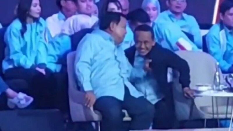 Prabowo Subianto, menarik jaket Menteri Investasi, Bahlil Lahadalia, saat debat Cawapres