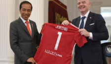 Presiden Jokowi menerima jersey bertuliskan nama Jokowi dari Presiden Induk Asosiasi Sepak Bola Dunia (FIFA) Gianni Infantino memberikan usai melakukan pertemuan di Istana Merdeka, Jakarta, Selasa (18/10/2022).