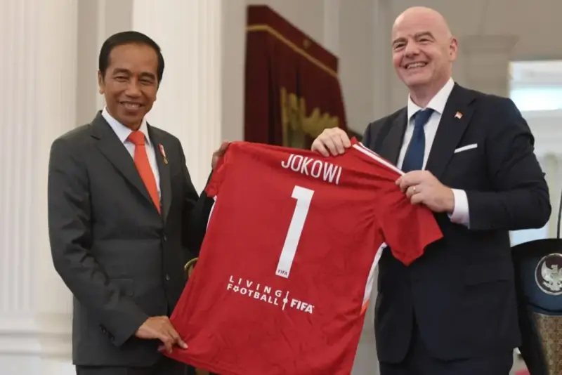 Presiden Jokowi menerima jersey bertuliskan nama Jokowi dari Presiden Induk Asosiasi Sepak Bola Dunia (FIFA) Gianni Infantino memberikan usai melakukan pertemuan di Istana Merdeka, Jakarta, Selasa (18/10/2022).