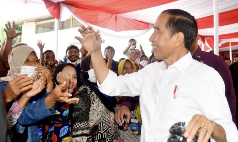 Presiden Jokowi saat membagikan Bantuan Langsung Tunai (BLT) El Nino kepada masyarakat terdampak kekeringan di Kabupaten Banyumas, Provinsi Jawa Tengah, pada Rabu (3/1/2024). (Sekretariat Presiden)