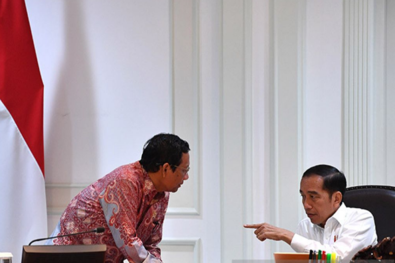 Presiden Jokowi berbincang dengan Menkopolhukam Mahfud MD sebelum memimpin rapat kabinet terbatas di Kantor Presiden, Jakarta, Rabu (12/2/2020). Foto: Antara