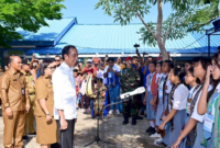 Siswa SMK Negeri 5 Kota Kupang, NTT menyambut Presiden Jokowi dengan lagu Sedon Lewa Papa pada Kamis (5/12/2023). Foto: Twitter Jokowi