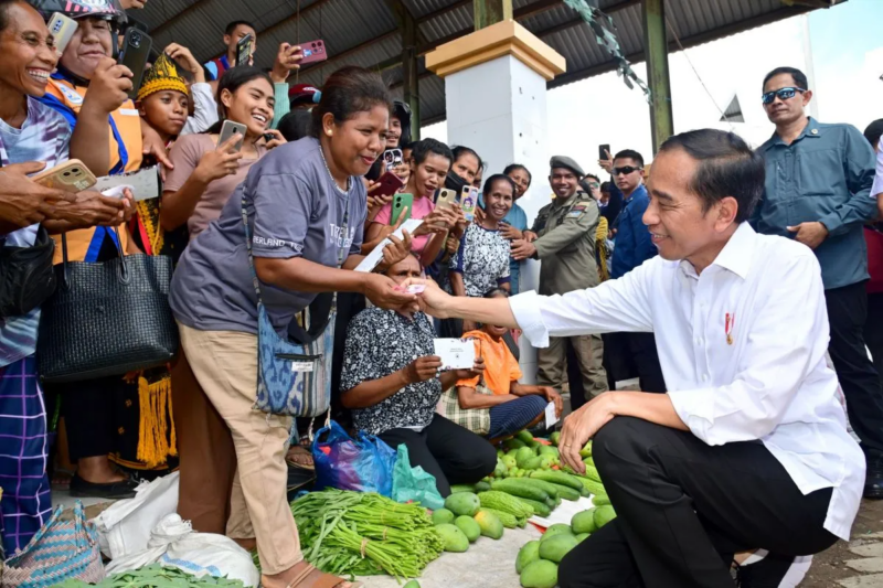 Presiden Jokowi membeli mangga ketika mengunjungi Pasar Danga, Nusa Tenggara Timur, pada Selasa (5/12/2023). Foto: Biro Pers Sekretariat Presiden RI.